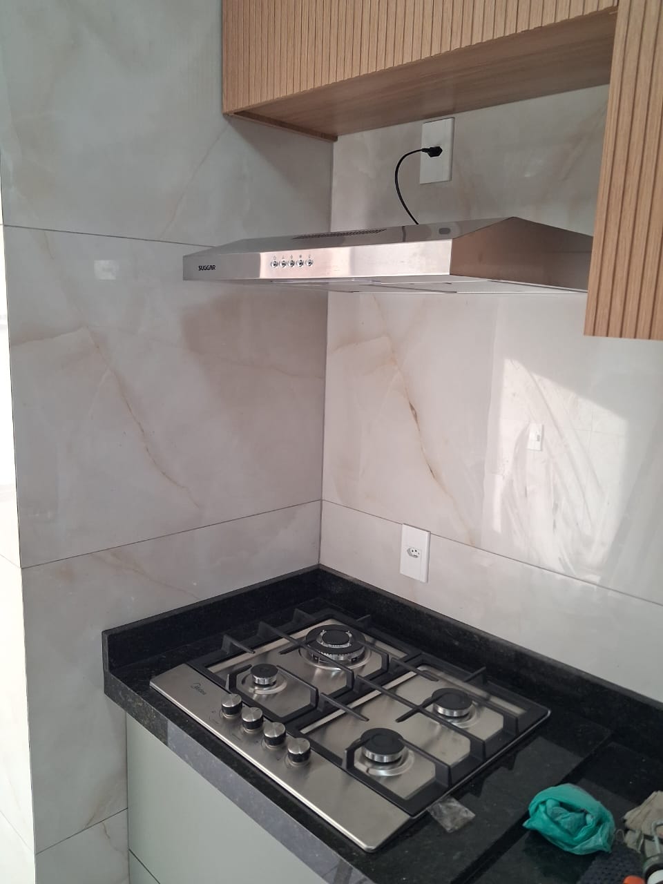 Instalação de coifa de parede residencial
