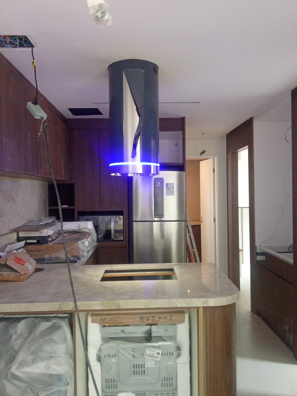 Equipe da Farias Coifas realizando instalação residencial