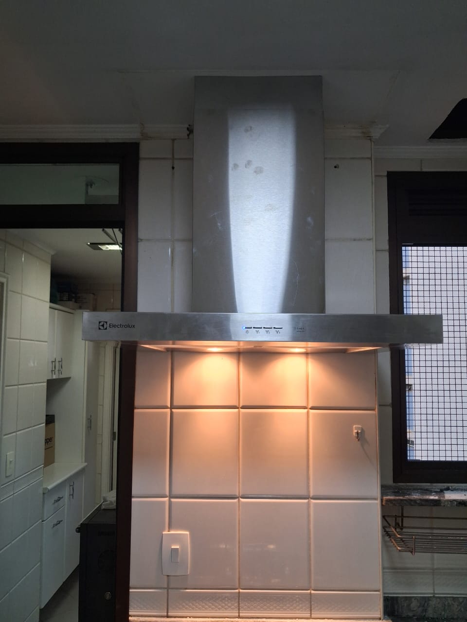 Instalação de coifa de parede em apartamento
