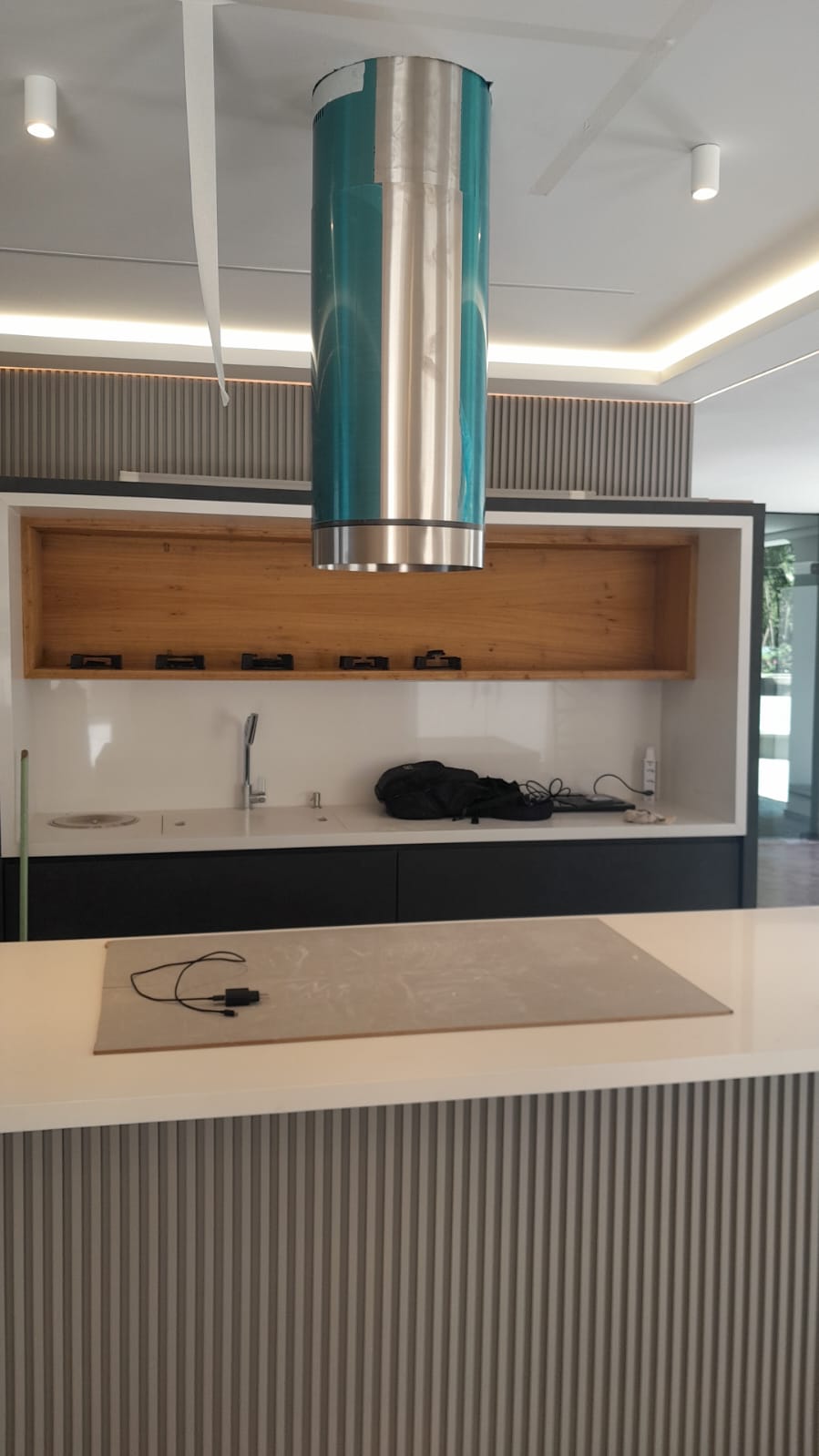 Instalador de coifa em São Paulo realizando instalação de coifa ilha